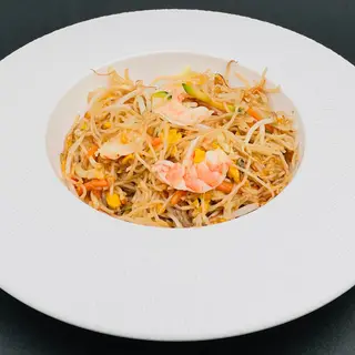 Spaghetti di riso con gamberi e verdure