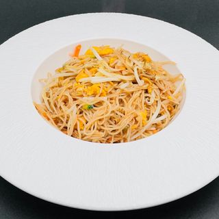 Spaghetti di riso con carne e verdure