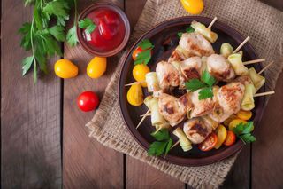 Piatto souvlaki di pollo