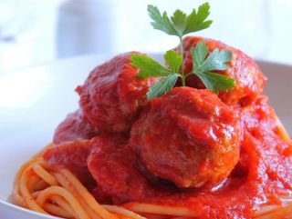 Spaghetti con polpette al sugo e grana