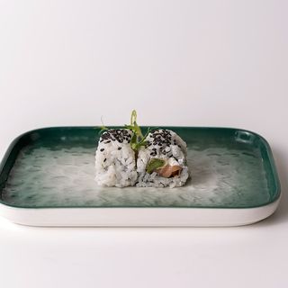 102. Sake affumicato roll