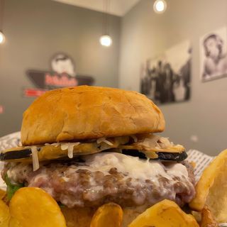 Hamburger Happy -servito con patate dippers