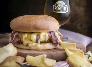 Hamburger walle bacon - servito con patate dippers