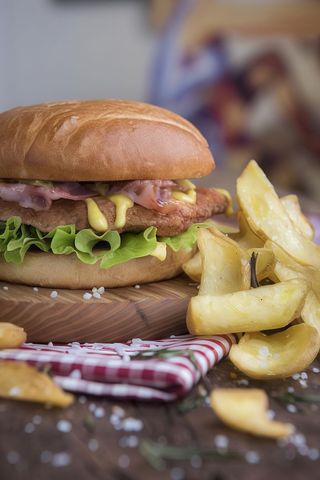 Hamburger wnb -servito con patate dippers