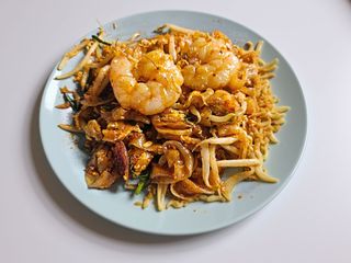 29b. Pasta di riso thai con gamberi al curry rosso (piccante)