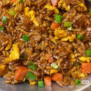 37b. Riso saltato con carne miste e salsa thai