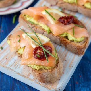 Toast avocado e salmone