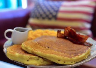 Pancake con uova strapazzate e bacon croccante