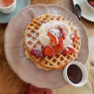 Waffles strawberries & cream