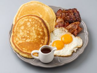 Pancake con uova all'occhio di bue e bacon croccante