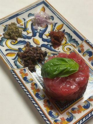 Tartare di tonno pinna gialla alla mediterranea