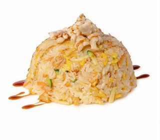 145. Riso saltato con verdure e pollo con salsa