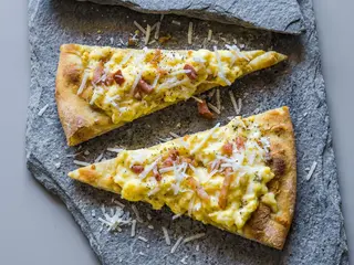 Pizza alla carbonara tartufata