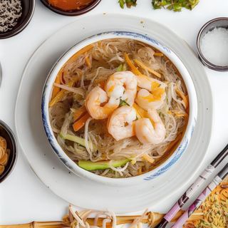 Spaghetti di soia con gamberi e verdure