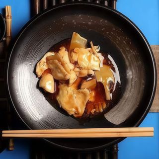 Pollo con bambu e funghi