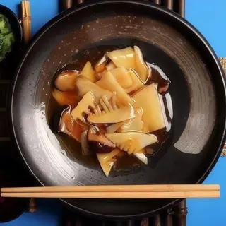 Maiale con bambu e funghi