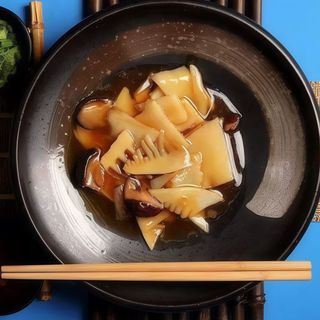 Maiale con bambu e funghi