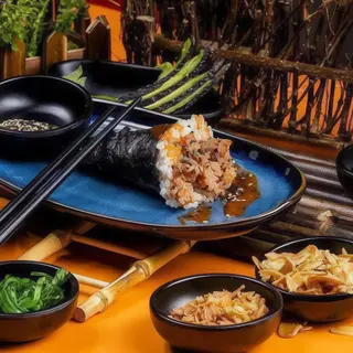Tuna spicy temaki