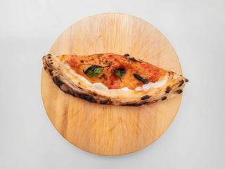 Calzone con pom., mozz., funghi porcini, brie e salsa di pom. a parte