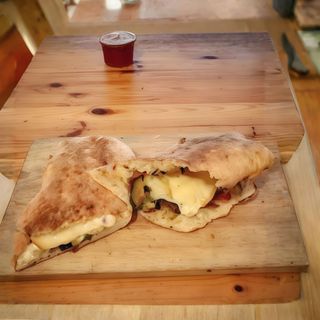 Panuozzo  con Wurstel, Peperoni, Provola e Patatine