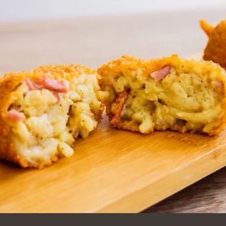 Frittatina di pasta classica carne, piselli e besciamella 