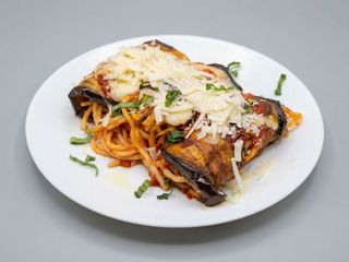 Involtini di spaghetti di pasta fresca avvolti nelle melanzane