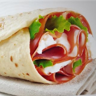 Piadina con prosciutto cotto e mozzarella