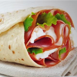 Piadina con prosciutto cotto, mozzarella, insalata e pomodoro