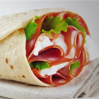 Piadina con prosciutto crudo e mozzarella