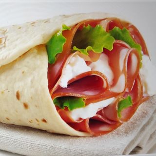 Piadina con prosciutto crudo, scamorza affumicata e rucola