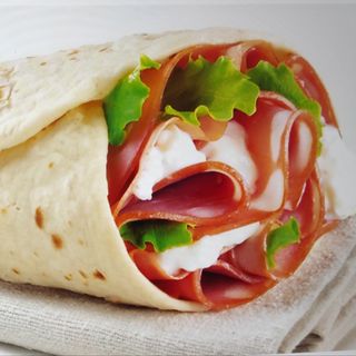 Piadina con wurstel, mozzarella e passata di pomodoro