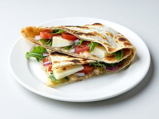 Piadina con scamorza affumicata, cipolla, pomodoroa fette e insalata