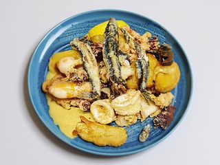 Frittura di gamberi, alici, calamari e patate a spicchi