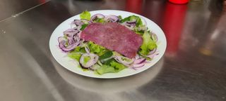 Tartare di chianina su letto di insalata