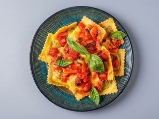 Ravioli con salsa di pomodoro e scaglie di ricotta dura