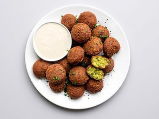 Falafel di lenticchie e melanzane e patate & salsa avocado