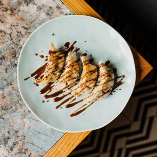 Gyoza vegetariano con dressing di salsa huna - 4 pezzi