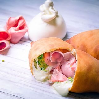 Panzerotto mortadella, burrata e pistacchio