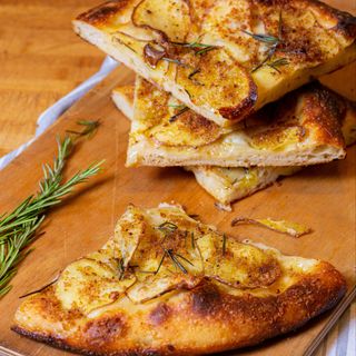 Focaccia con patate e rosmarino intera