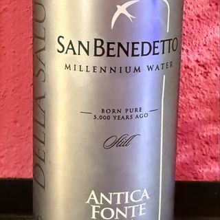 Acqua minerale liscia