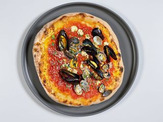 Pizza con frutti di mare freschi