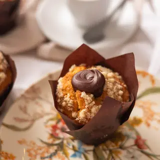 Muffin al giaduja con gocce di cioccolato