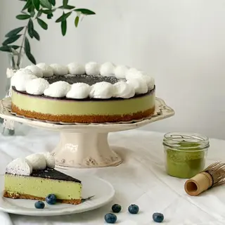 Cheesecake estiva al matcha e mirtilli
