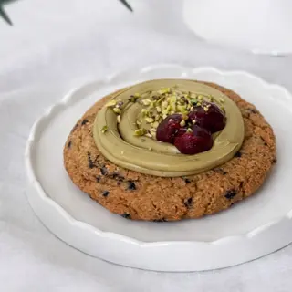 Maxi cookie con crema di pistacchio e lamponi