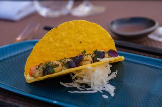 200. Salmone con guacamole e uova yuzu