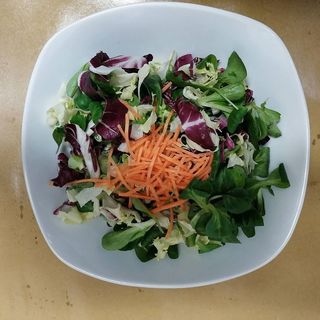 Insalata mista: insalata, songino, pomodori e carote