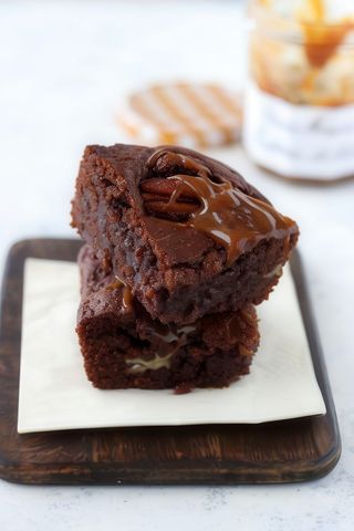brownie con dulce de leche e panna