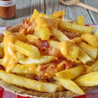 Patatine fritte con cheddar e bacon