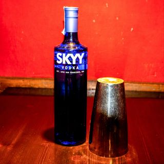 Vodka Skyy e 5 lattine di bevanda analcolica a scelta
