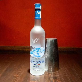 Vodka Grey goose e 5 lattine di bevanda analcolica a scelta